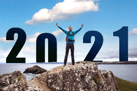 Mężczyzna stojący na kamieniu wita 2021 rok